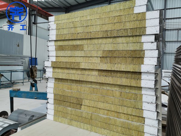 彩鋼瓦夾心巖棉板(彩鋼復(fù)合巖棉板) 彩鋼瓦夾心巖棉板(彩鋼復(fù)合巖棉板)